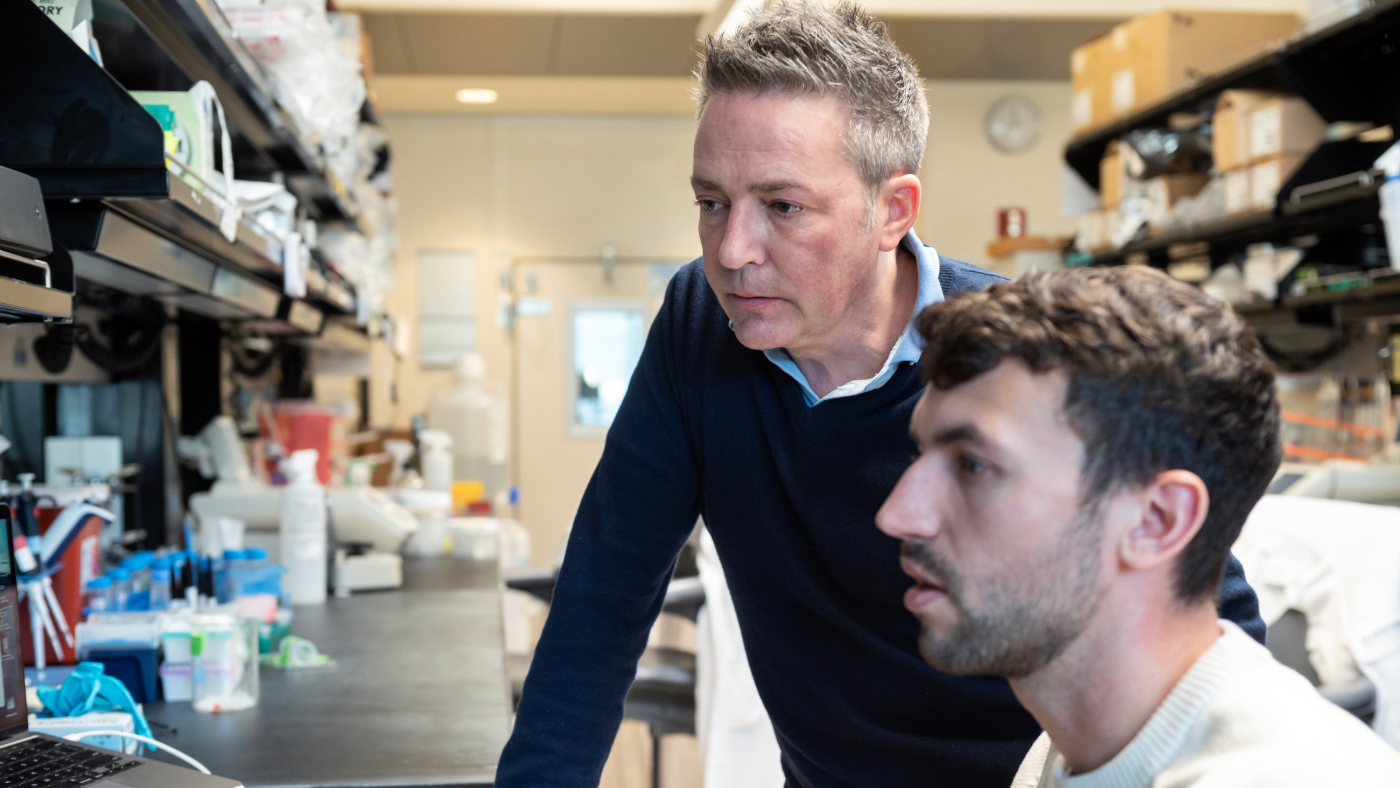 Benoit Bruneau working with a trainee in the lab at Gladstone Institutes