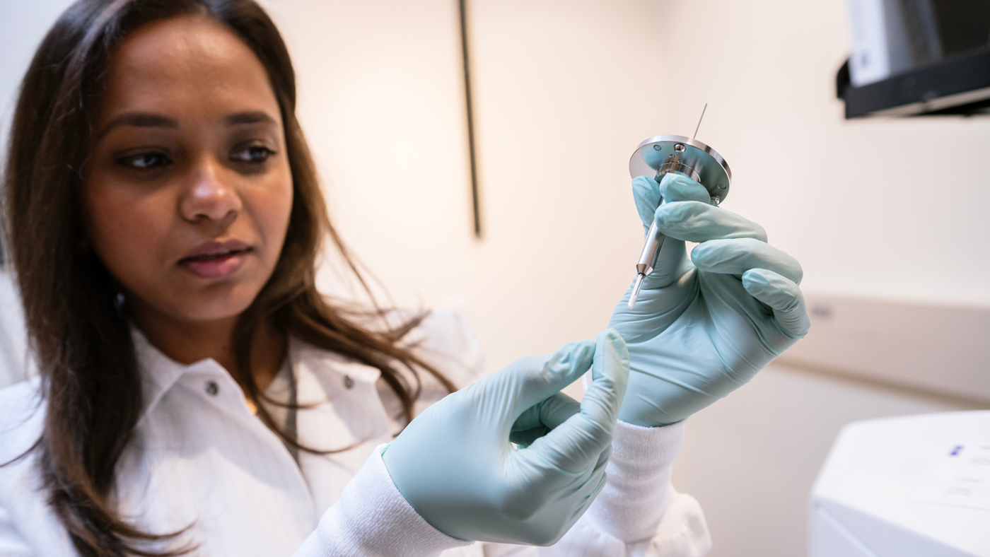 Kavitha Rao working in the lab at Gladstone Institutes