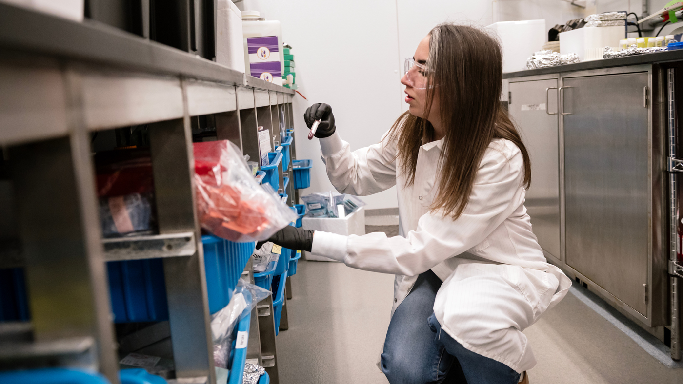 Yolanda Martí-Mateos in the lab at Gladstone Institutes