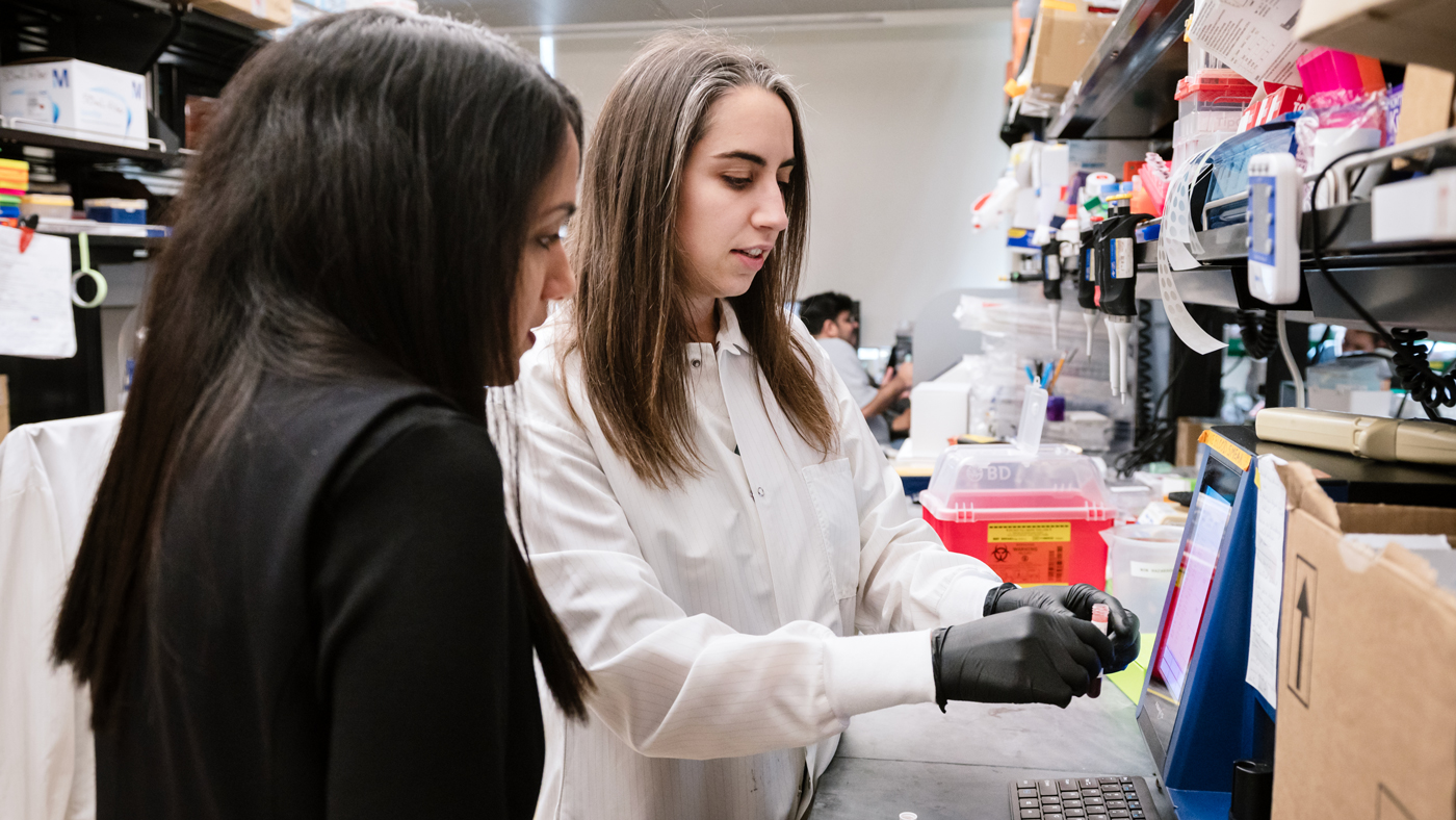 Isha Jain and Yolanda Martí-Mateos in the lab at Gladstone Institutes