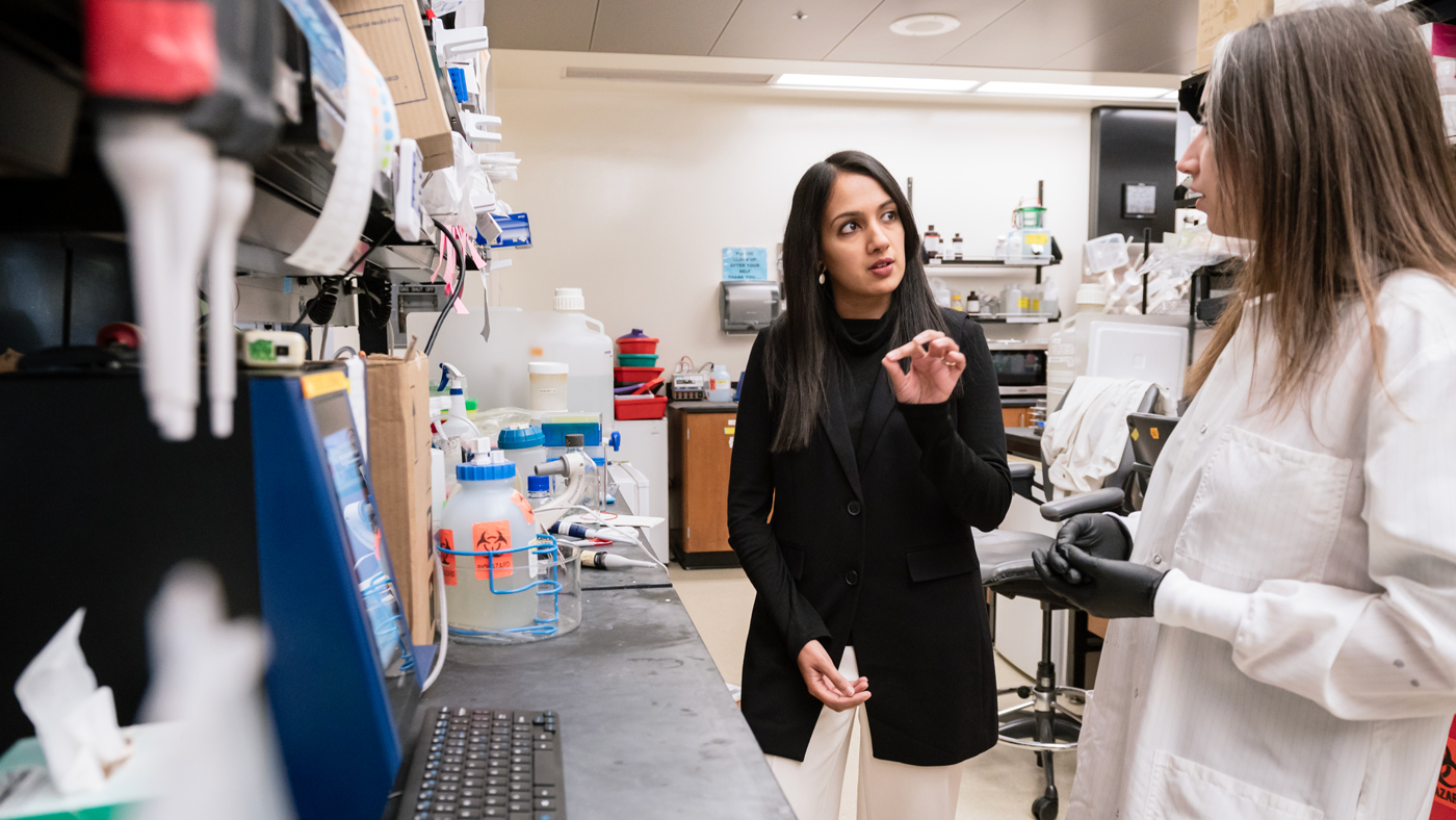Isha Jain and Yolanda Martí-Mateos in the lab at Gladstone Institutes