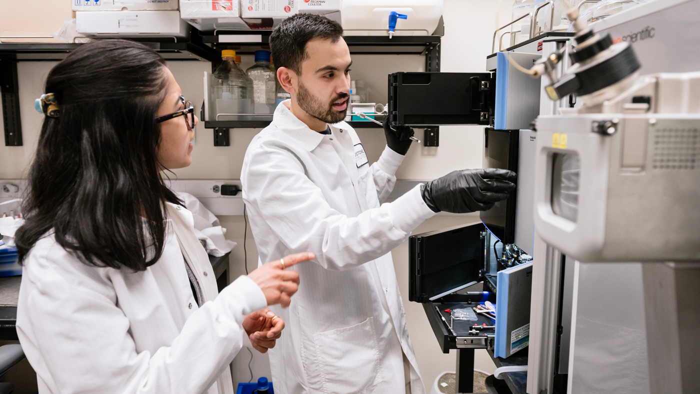 Ankur Garg and Skyler Blume in the lab at Gladstone Institutes