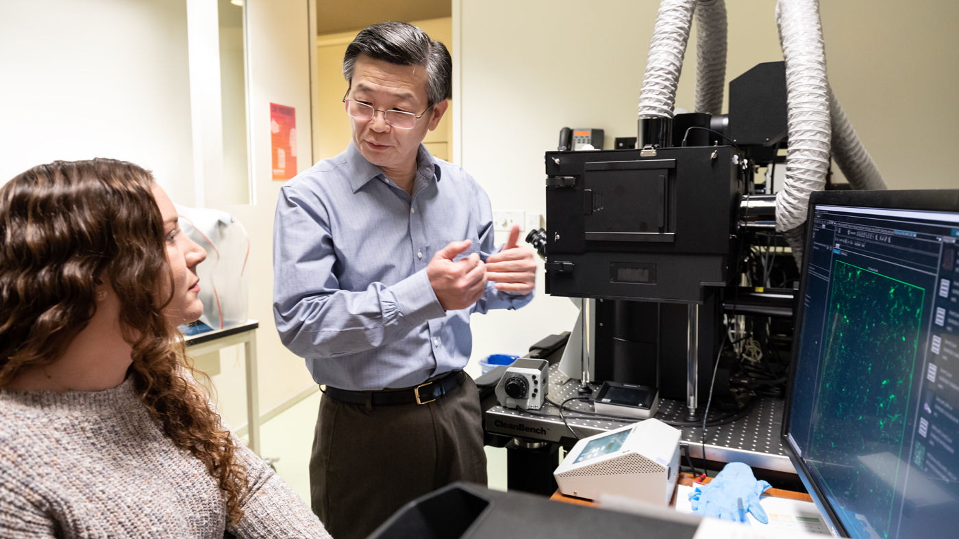 Yadong Huang and Nicole Koutsodendris in the lab at Gladstone Institutes