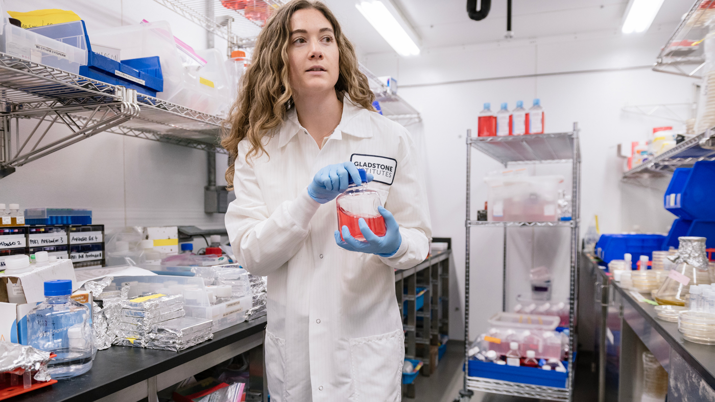 Maya Arce in the lab at Gladstone Institutes