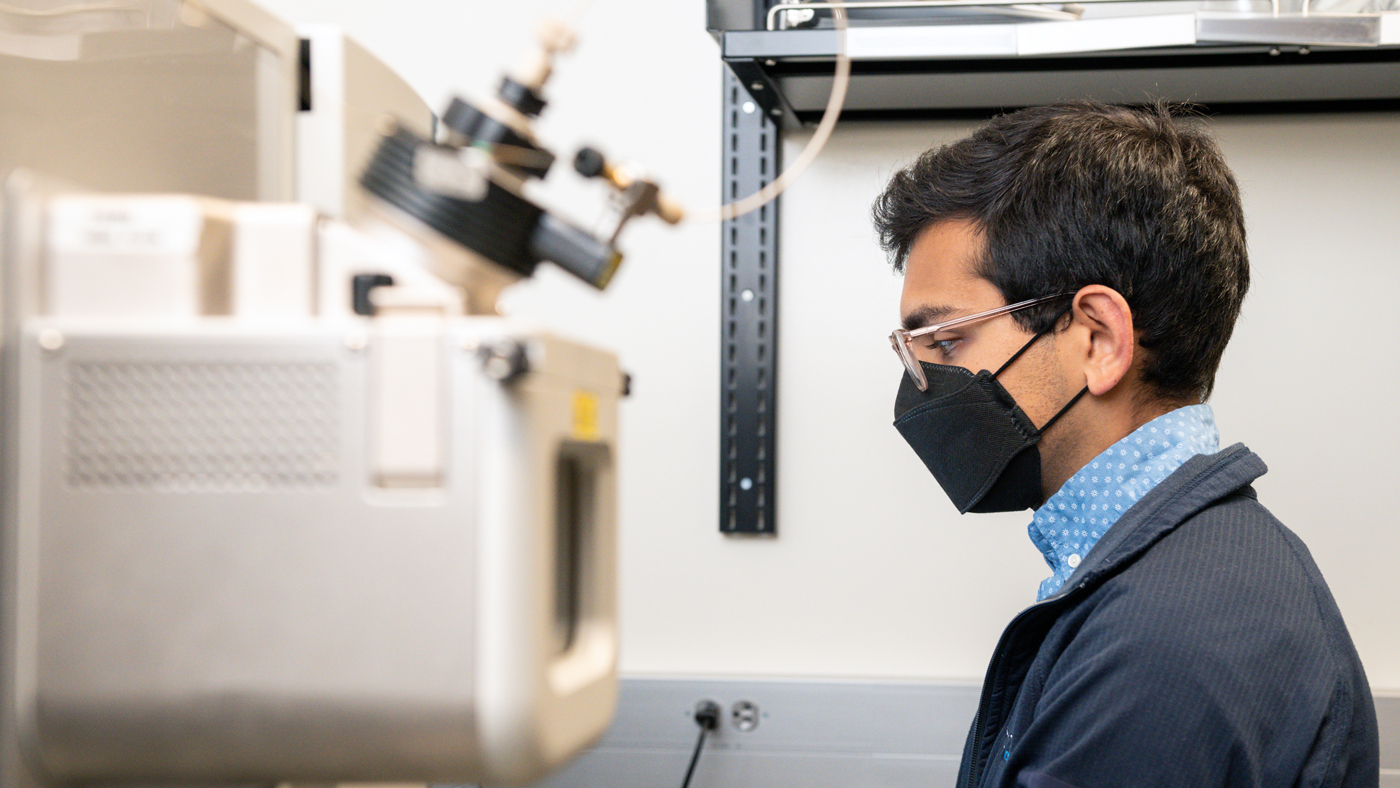 Ayush Midha working in the lab at Gladstone Institutes