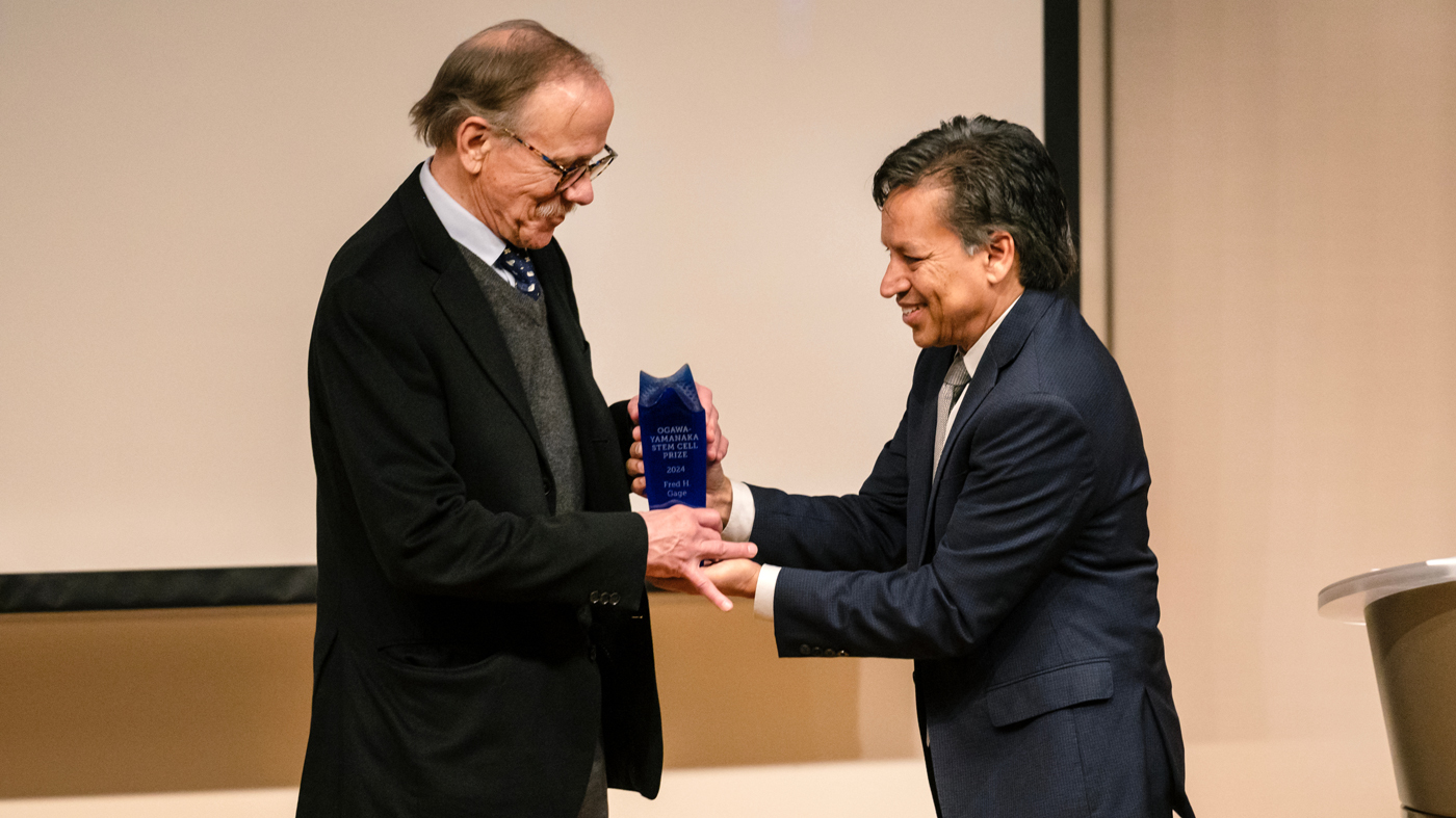 Rusty Gage receives the 2024 Ogawa-Yamanaka Stem Cell Prize from Deepak Srivastava at Gladstone Institutes.