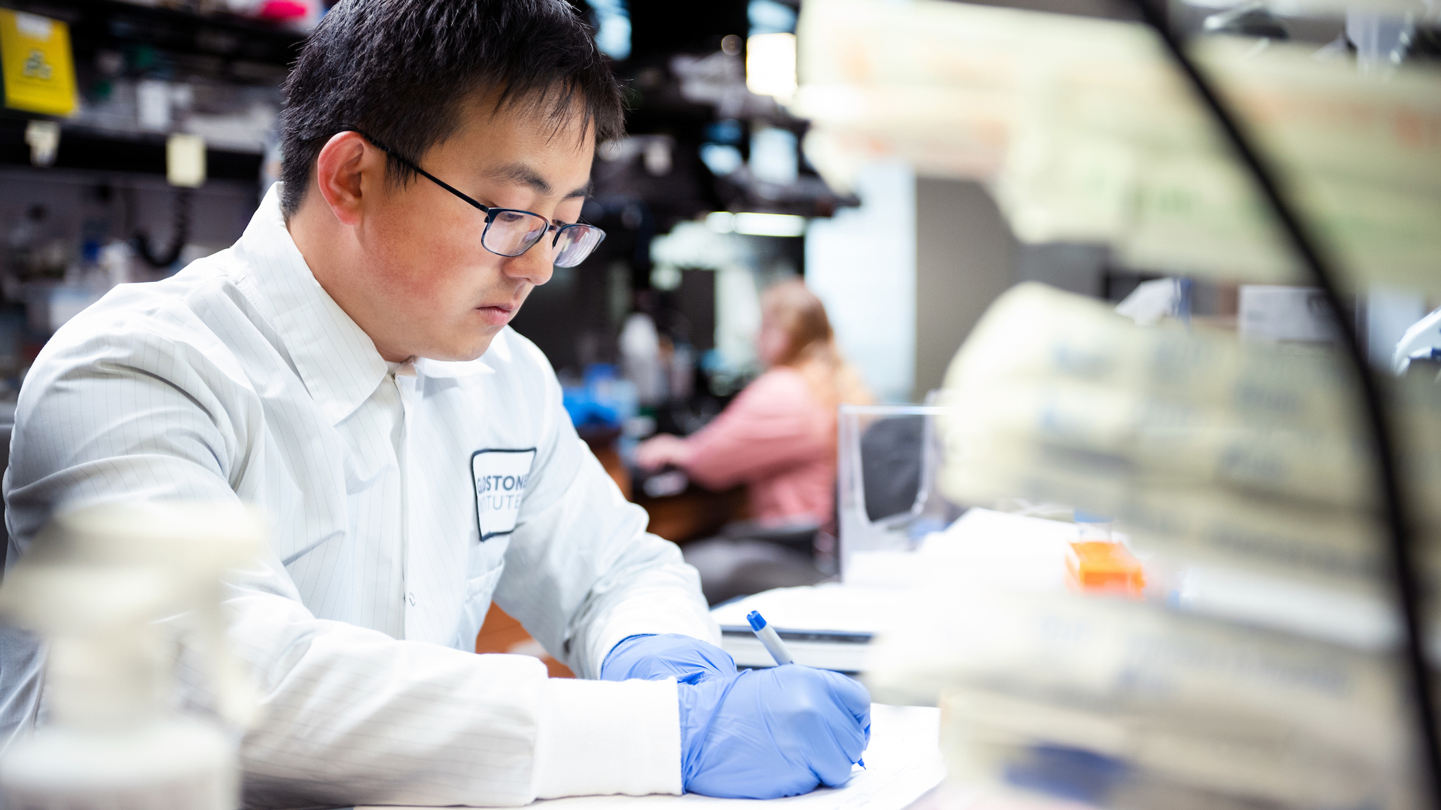 Zhaoqi Yan working in the lab at Gladstone Institutes