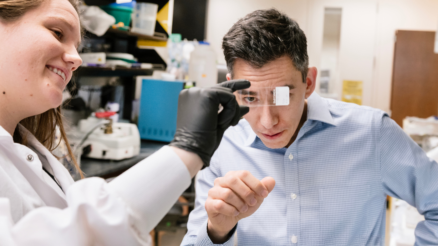 Ken Nakamura and Katerina Rademacher in the lab at Gladstone Institutes