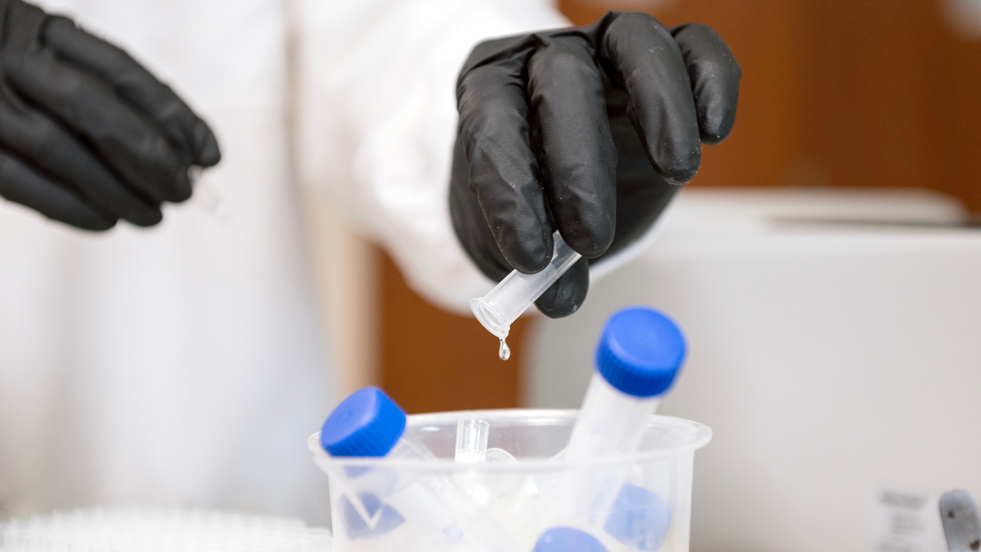 Scientist working in the Shipman Lab at Gladstone Institutes