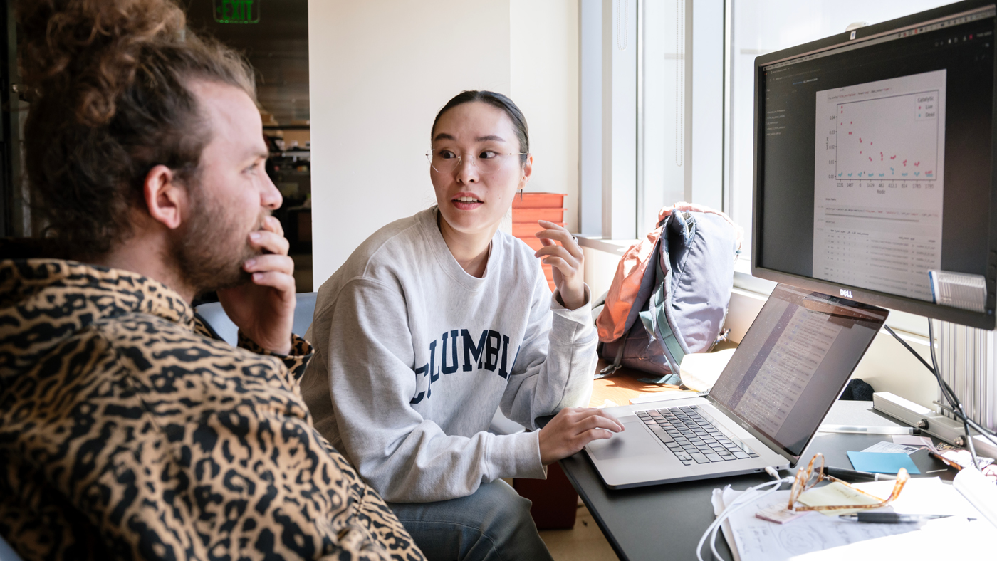 Scientists Rebecca Fang and Santiago Lopez in the Shipman lab at Gladstone Institutes.