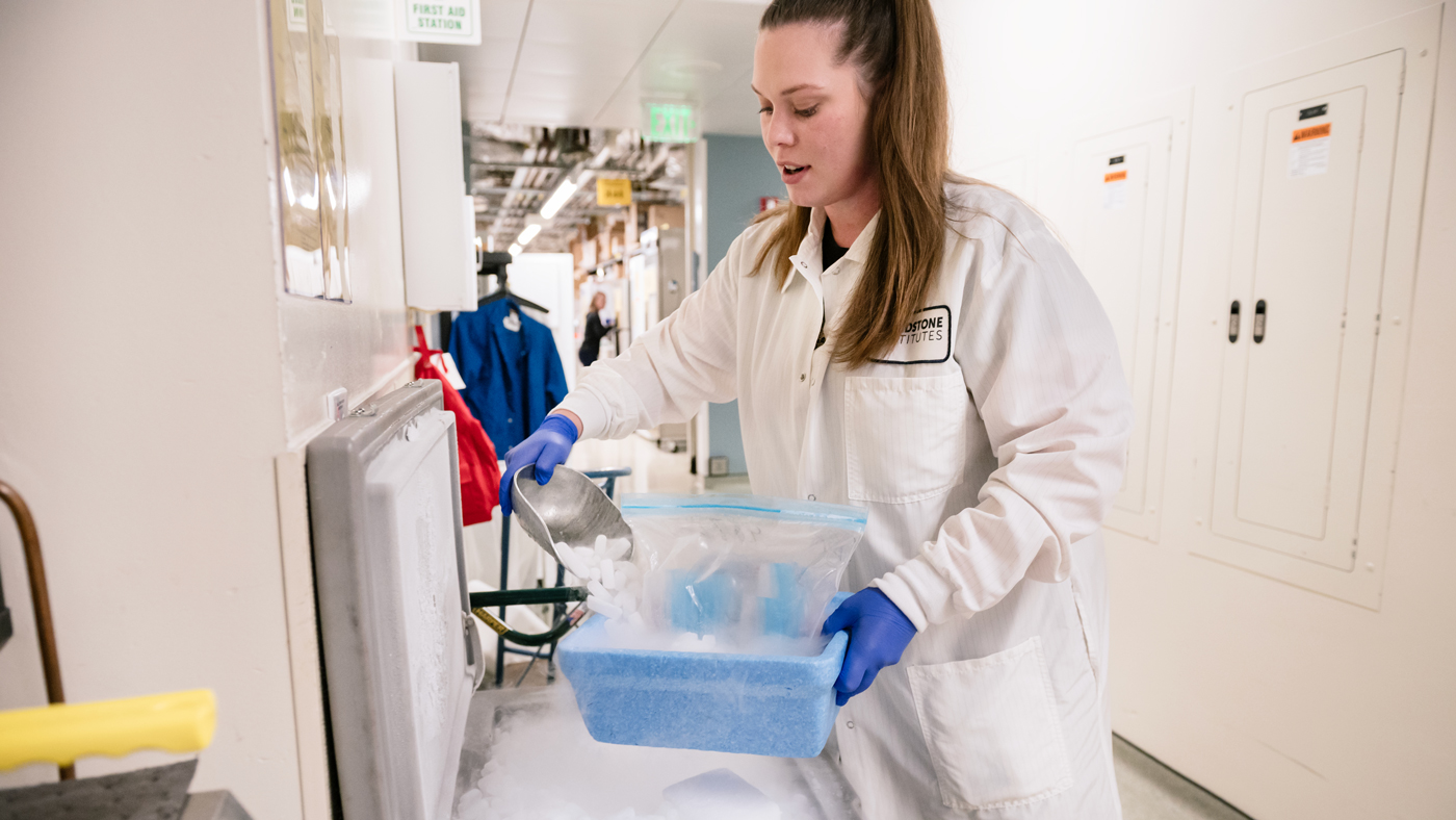 Madigan Reid working in the lab at Gladstone Institutes