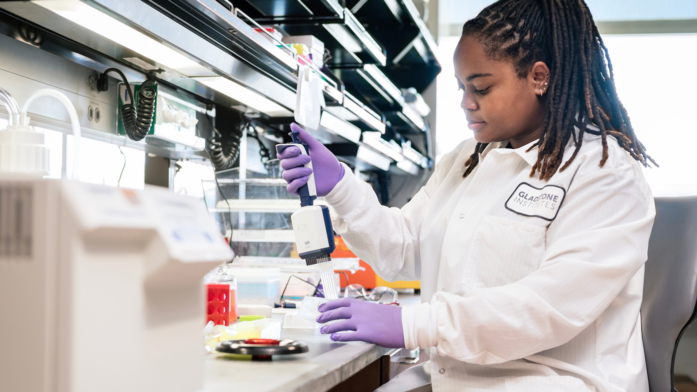 Graduate student working in a lab at Gladstone 