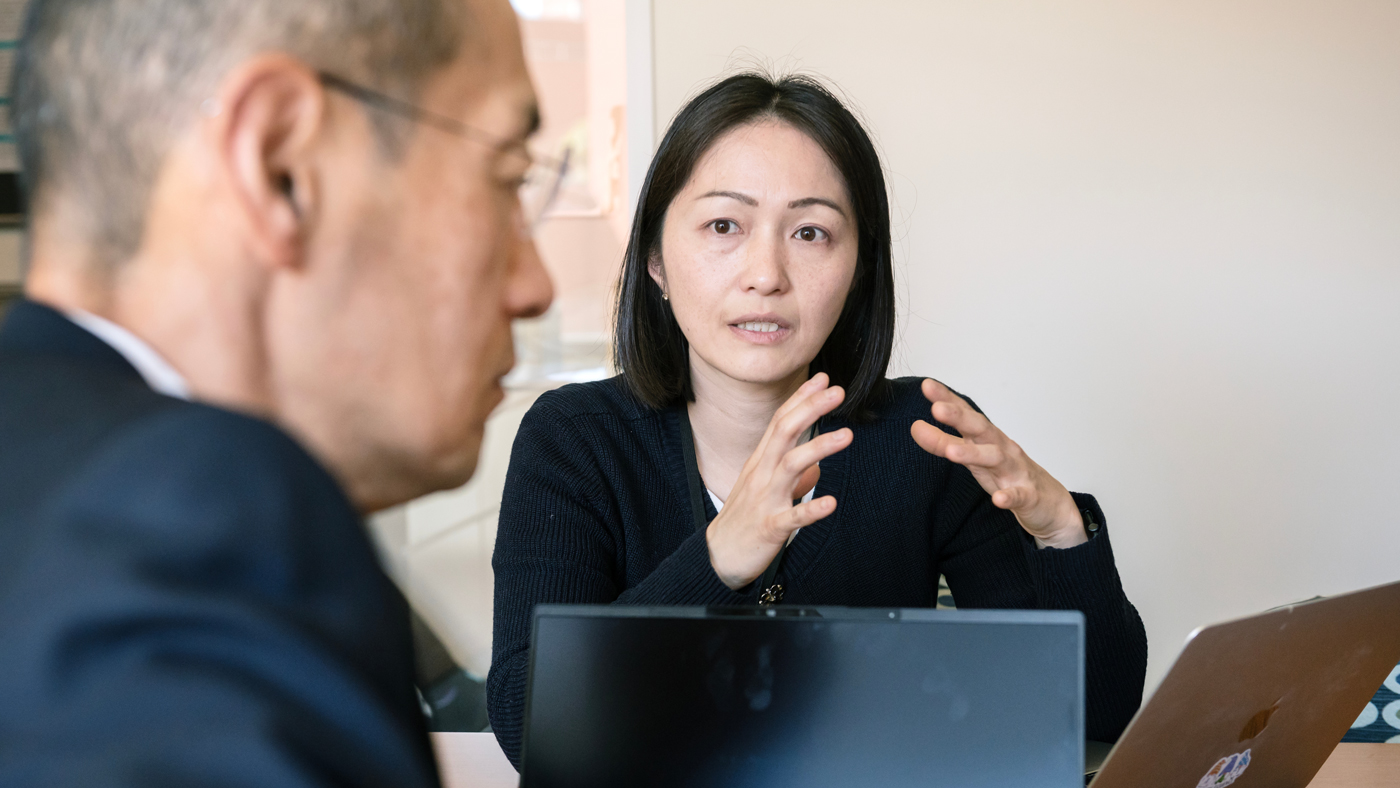 Haruko Kunitomi speaking with Shinya Yamanaka in his office at Gladstone Institutes