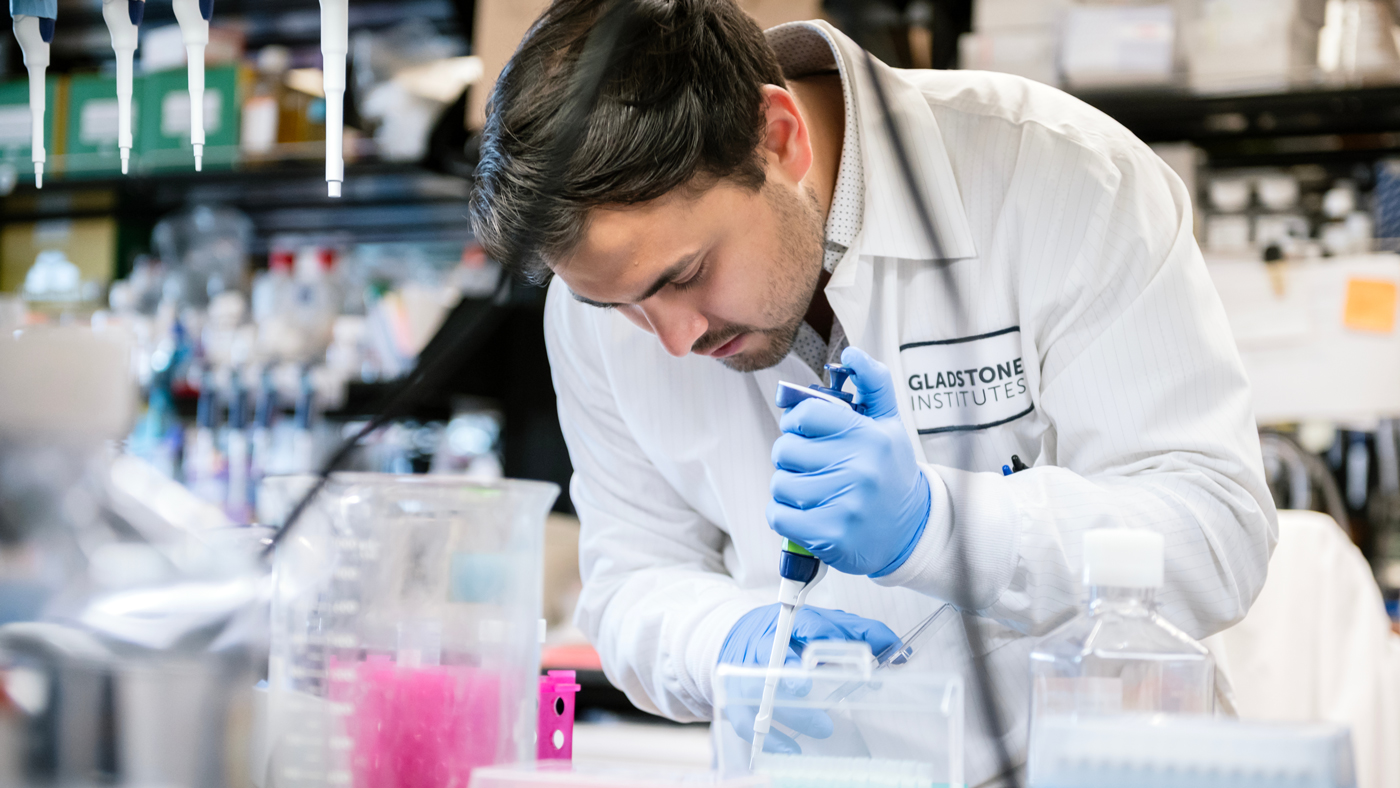 Eli Dugan in the lab at Gladstone Institutes