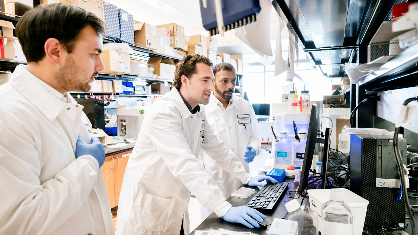 Eli Dugan, Hunter Thornton, and Ujjwal Rathore working in the lab at Gladstone Institutes