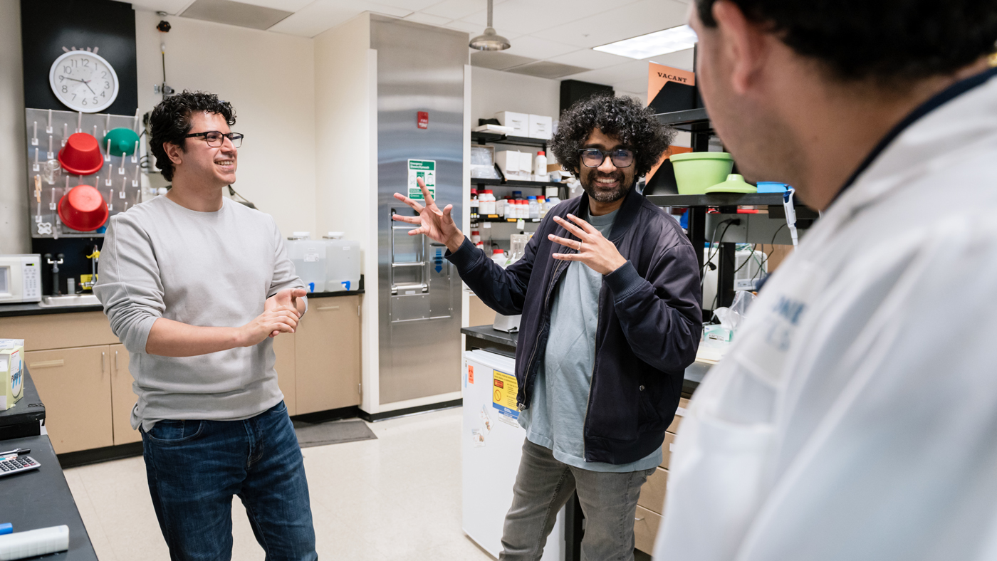Hani Goodarzi and Vijay Ramani in the lab at Gladstone Institutes