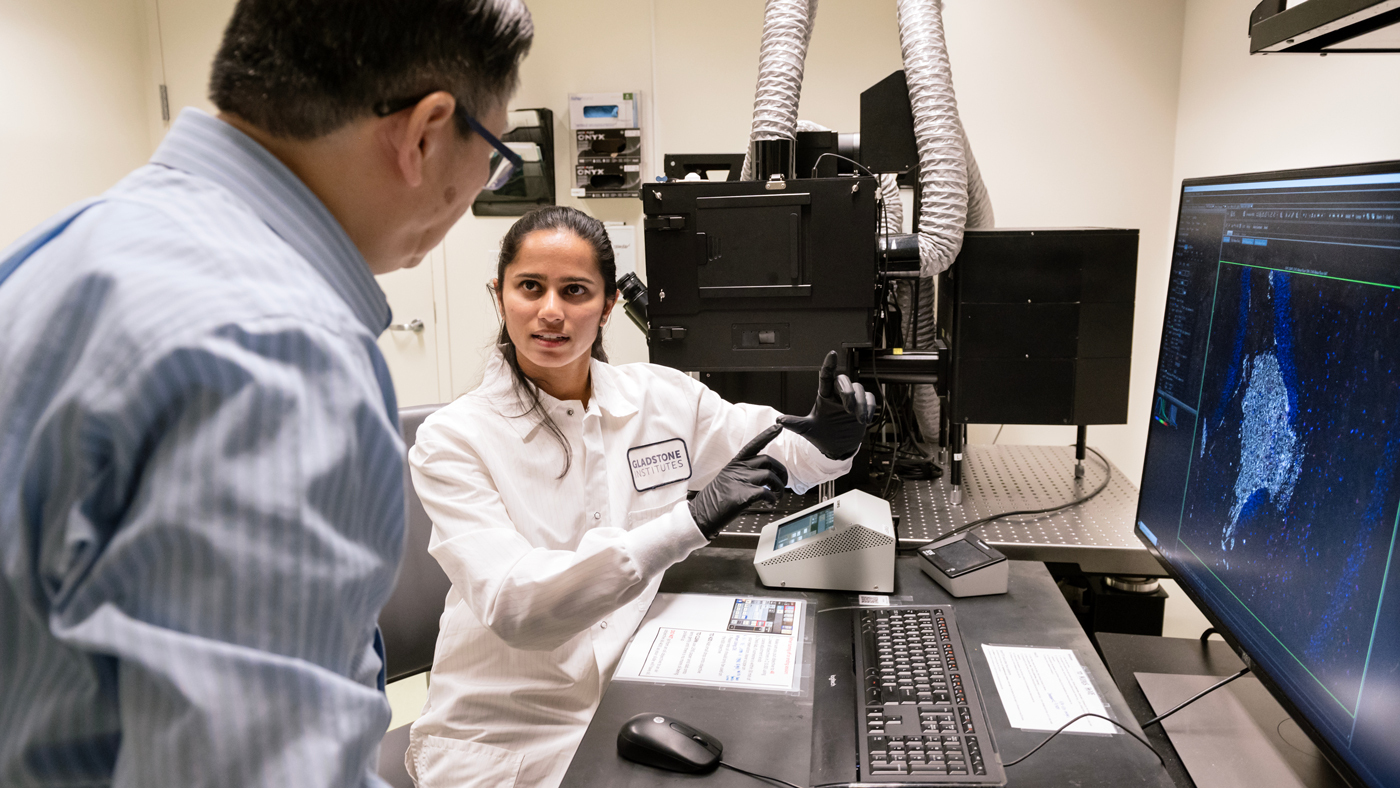 Yadong Huang and Antara Rao in the lab at Gladstone Institutes