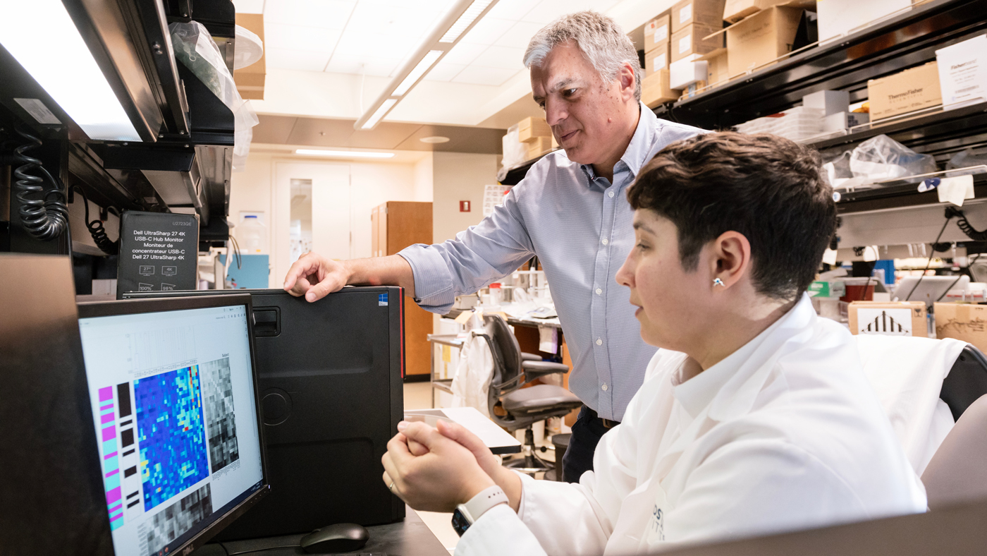 Jorge Palop and Stephanie Miller in the lab at Gladstone Institutes
