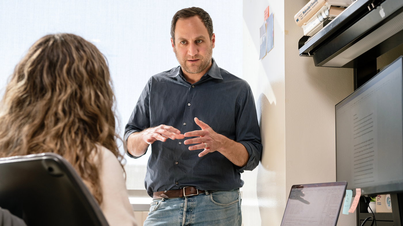 Alex Marson in the lab at Gladstone Institutes