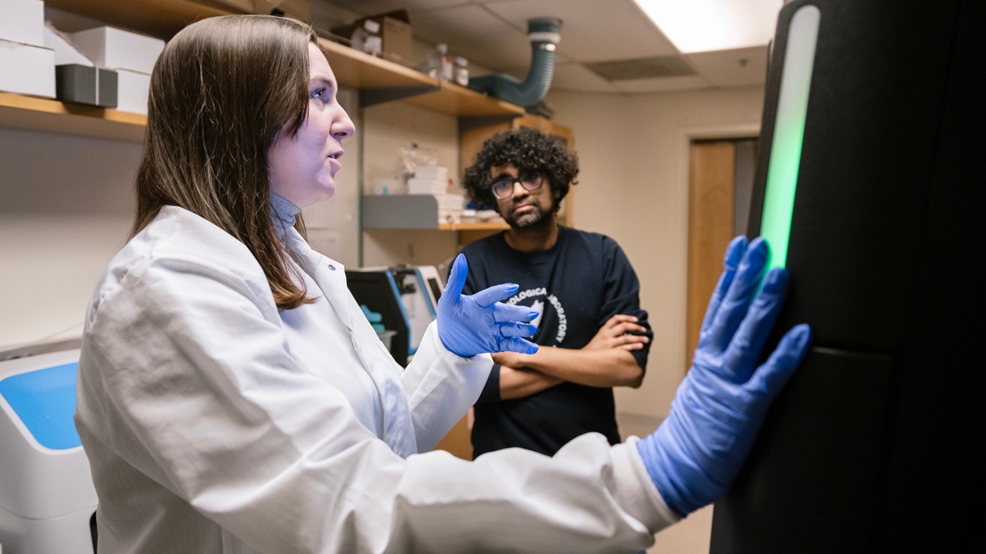 Megan Ostrowski (left) and senior author Vijay Ramani (right) working together in the lab at Gladstone Institutes