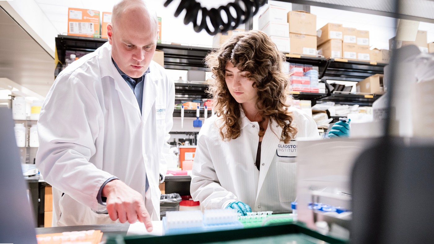 Mark Petersen and Caroline Brandt in the lab at Gladstone Institutes